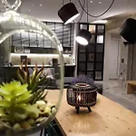 Amazing Semi-basement Art Easy Walk To Centre شقة نافبليو