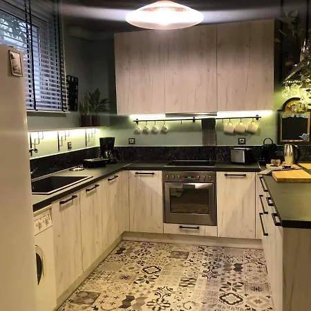 Amazing Semi-basement Art Easy Walk To Centre