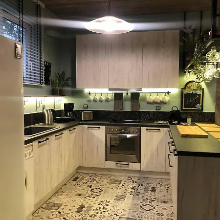 Amazing Semi-basement Art Easy Walk To Centre