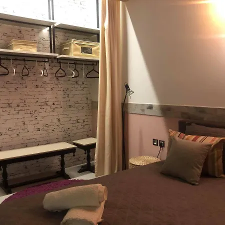 Amazing Semi-basement Art Easy Walk To Centre