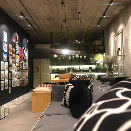 Amazing Semi-basement Art Easy Walk To Centre