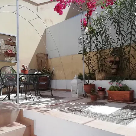 Amazing Semi-basement Art Easy Walk To Centre *