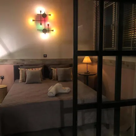 Amazing Semi-basement Art Easy Walk To Centre * نافبليو