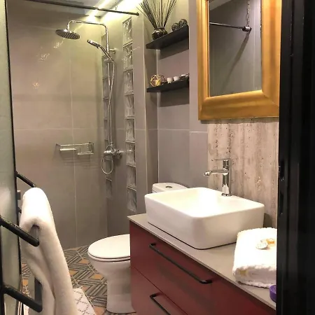 Amazing Semi-basement Art Easy Walk To Centre Lägenhet