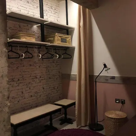 Amazing Semi-basement Art Easy Walk To Centre アパート *