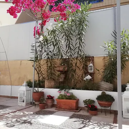 Amazing Semi-basement Art Easy Walk To Centre アパート