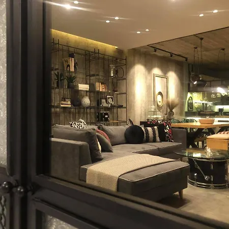 Amazing Semi-basement Art Easy Walk To Centre نافبليو