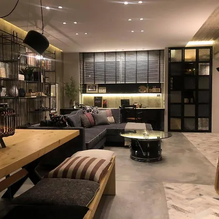 Amazing Semi-basement Art Easy Walk To Centre Apartment