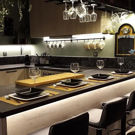 Amazing Semi-basement Art Easy Walk To Centre *