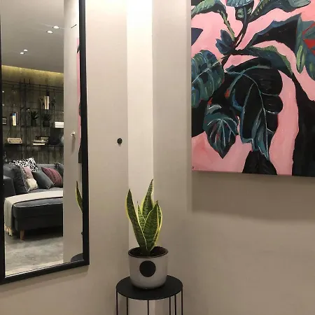 Amazing Semi-basement Art Easy Walk To Centre Apartment *