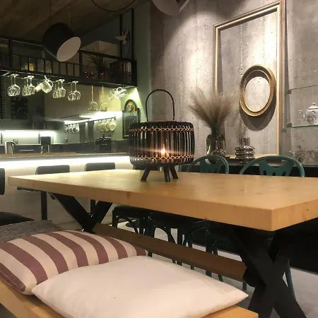 Amazing Semi-basement Art Easy Walk To Centre アパート *