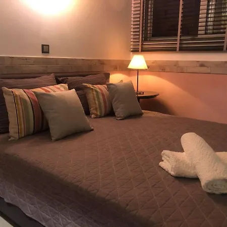 Amazing Semi-basement Art Easy Walk To Centre * Nafplio