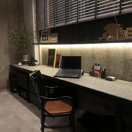 Amazing Semi-basement Art Easy Walk To Centre アパート