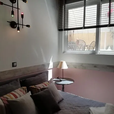 Amazing Semi-basement Art Easy Walk To Centre