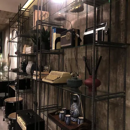 Amazing Semi-basement Art Easy Walk To Centre アパート *