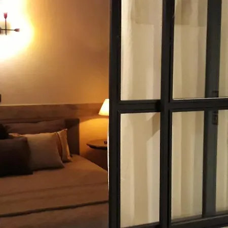 Amazing Semi-basement Art Easy Walk To Centre Apartment