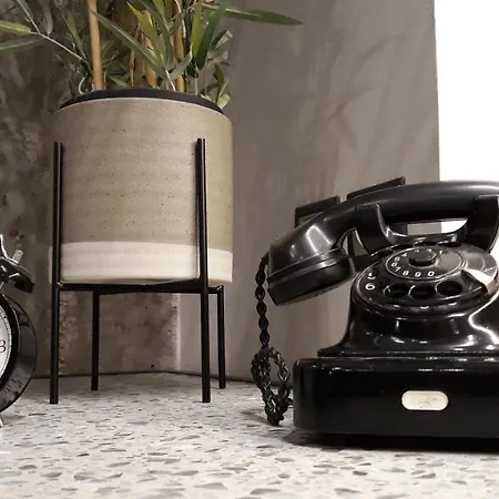 Amazing Semi-basement Art Easy Walk To Centre