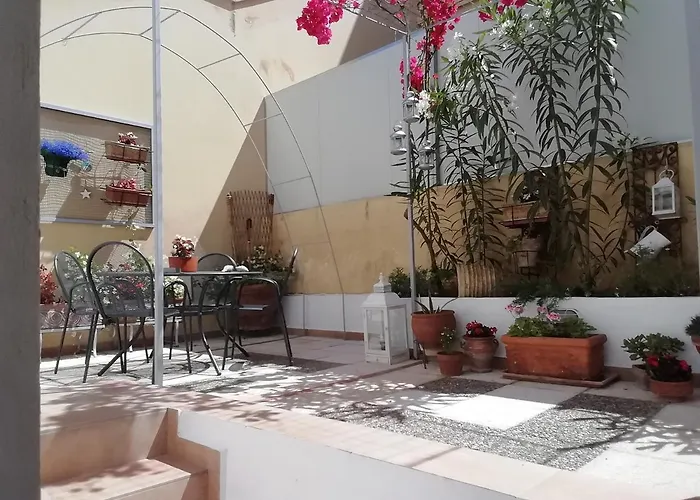 Amazing Semi-basement Art Easy Walk To Centre *