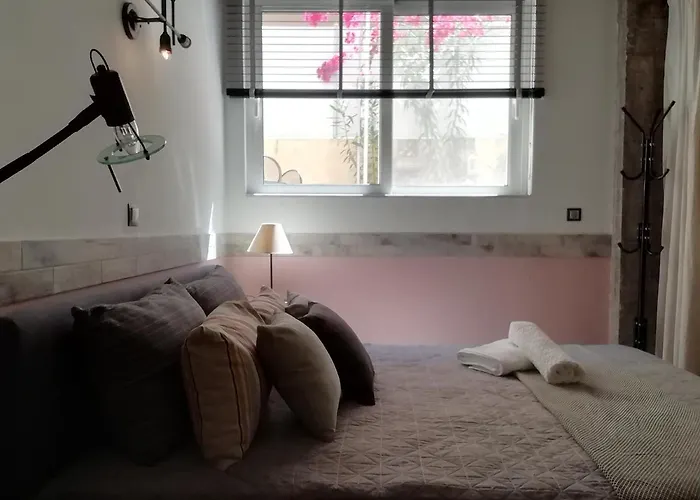 شقة Amazing Semi-basement Art Easy Walk To Centre نافبليو