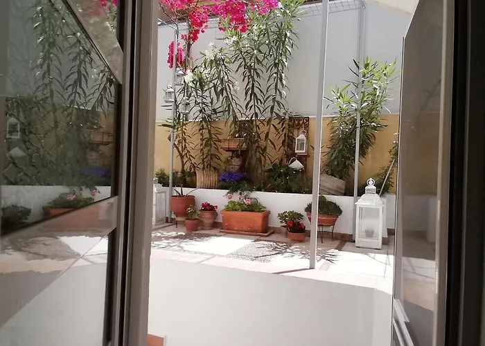 Amazing Semi-basement Art Easy Walk To Centre Апартаменты