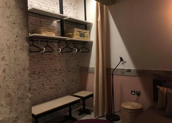 Amazing Semi-basement Art Easy Walk To Centre شقة *