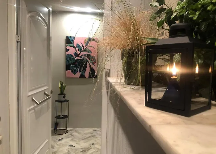 Amazing Semi-basement Art Easy Walk To Centre نافبليو