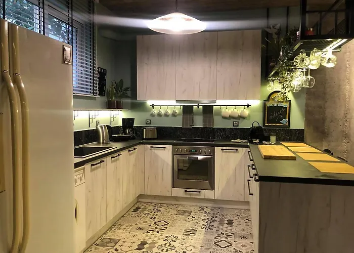 Amazing Semi-basement Art Easy Walk To Centre