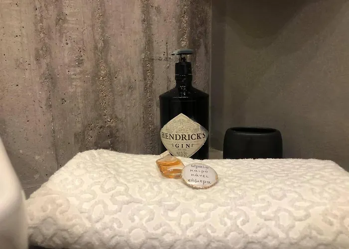 Amazing Semi-basement Art Easy Walk To Centre Nafplio