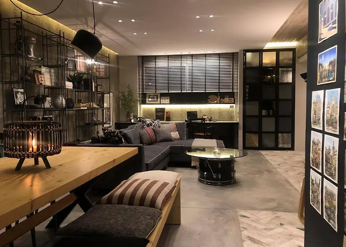 Amazing Semi-basement Art Easy Walk To Centre Apartment