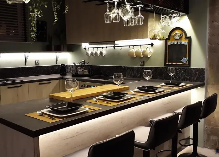 Amazing Semi-basement Art Easy Walk To Centre *