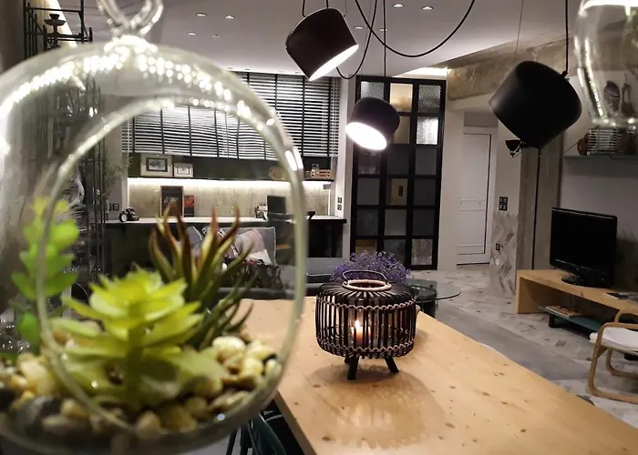 Amazing Semi-basement Art Easy Walk To Centre شقة نافبليو