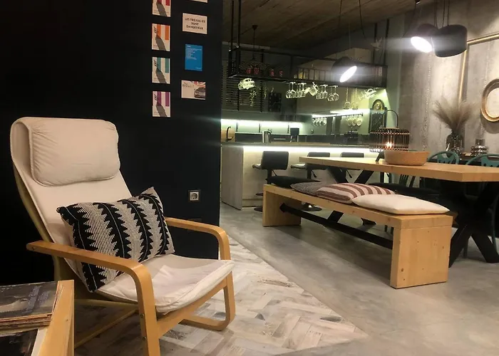 Апартаменты Amazing Semi-basement Art Easy Walk To Centre *