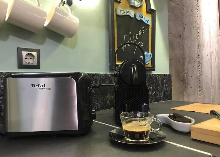 شقة Amazing Semi-basement Art Easy Walk To Centre نافبليو