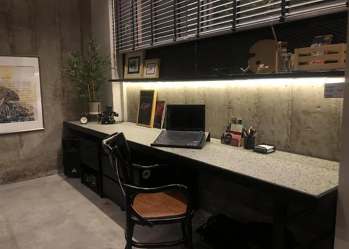 Amazing Semi-basement Art Easy Walk To Centre Apartment