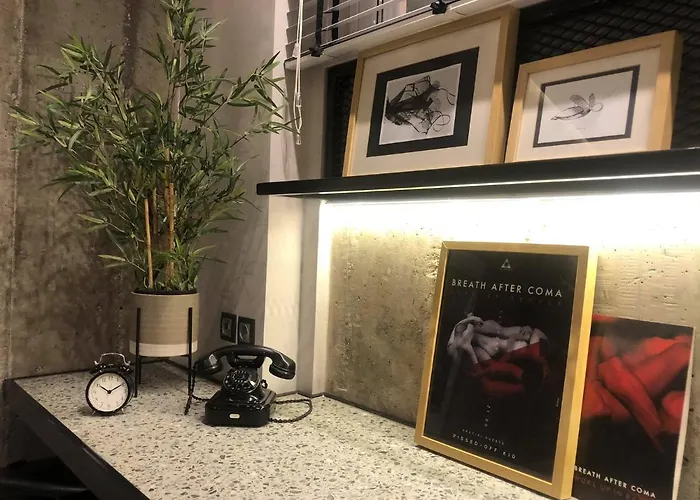 Amazing Semi-basement Art Easy Walk To Centre * نافبليو