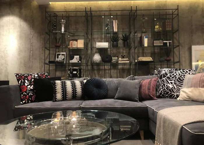 Апартаменты Amazing Semi-basement Art Easy Walk To Centre *