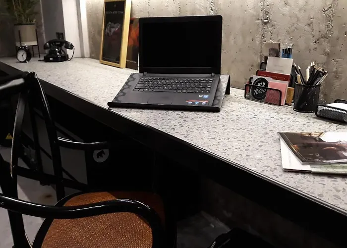 Amazing Semi-basement Art Easy Walk To Centre *