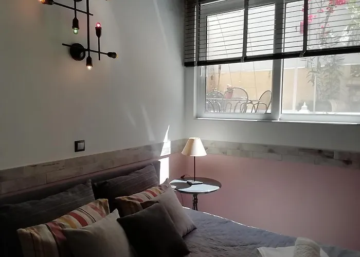 Amazing Semi-basement Art Easy Walk To Centre