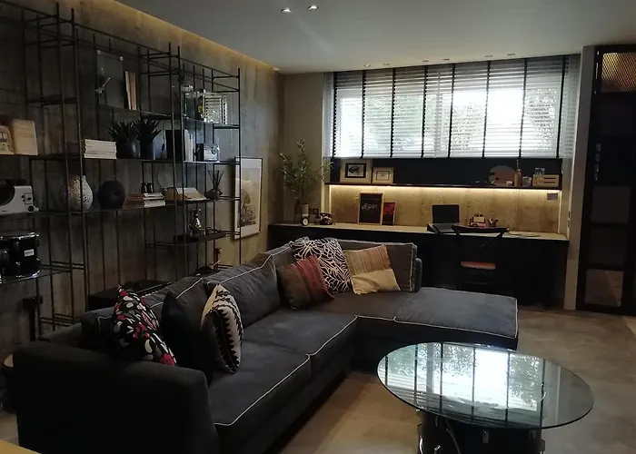 Апартаменты Amazing Semi-basement Art Easy Walk To Centre