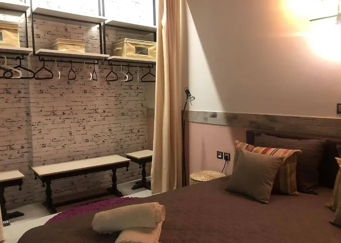 Amazing Semi-basement Art Easy Walk To Centre