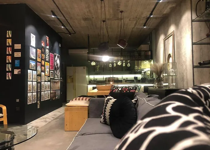 Amazing Semi-basement Art Easy Walk To Centre