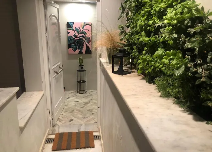 Amazing Semi-basement Art Easy Walk To Centre شقة نافبليو