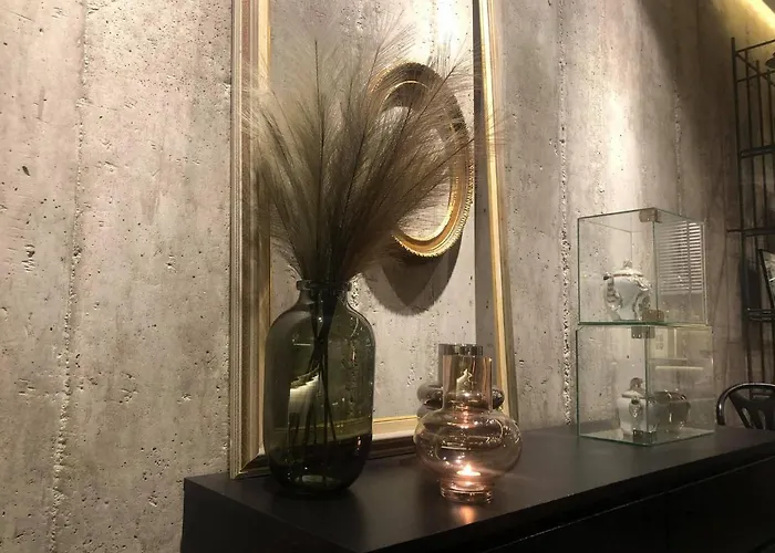 Amazing Semi-basement Art Easy Walk To Centre شقة