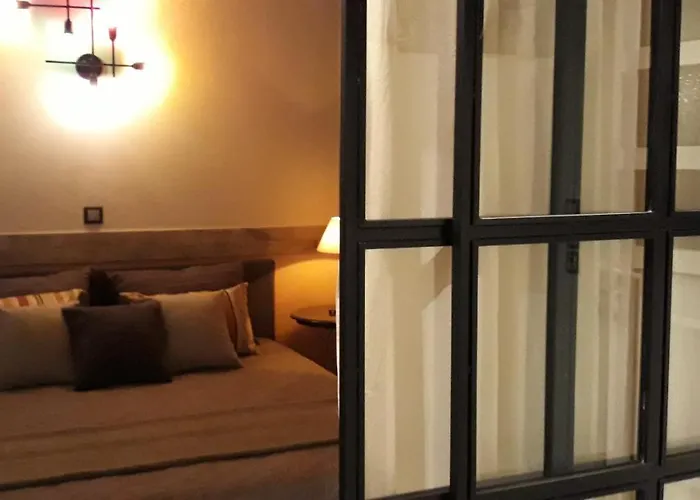 Amazing Semi-basement Art Easy Walk To Centre شقة