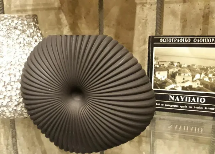 Amazing Semi-basement Art Easy Walk To Centre